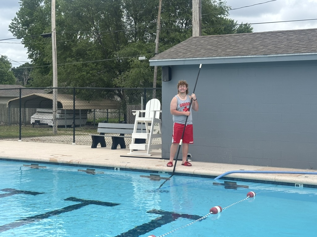 andrew-gray-lifeguard-cleans-the-pool