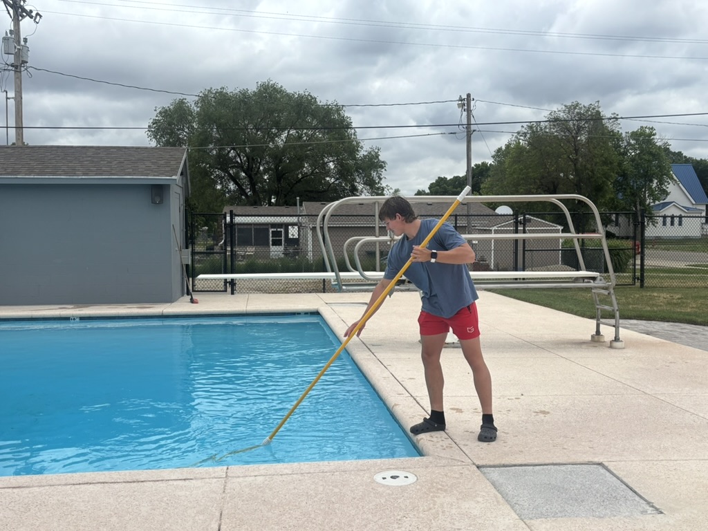 life-guard-cleans-the-pool